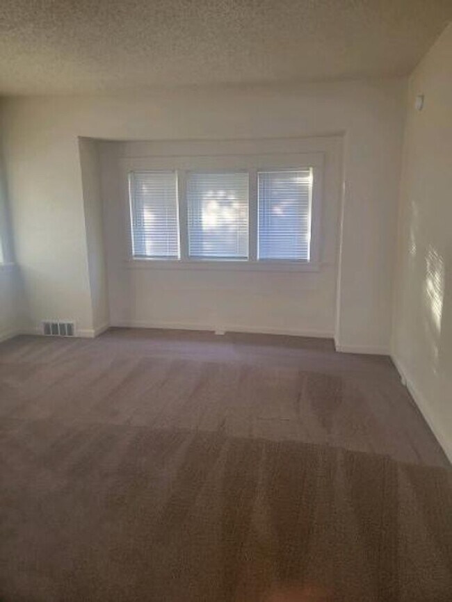 Building Photo - UPS Area 3 Bedroom