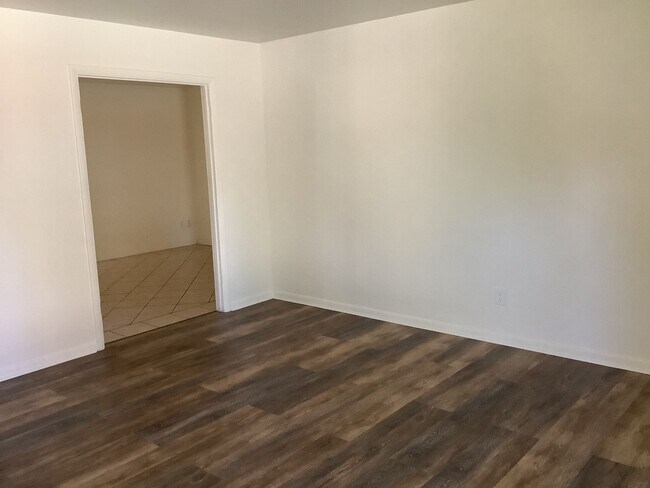 Building Photo - 3 br, 2 bath House - 600 E. Vista Parkway