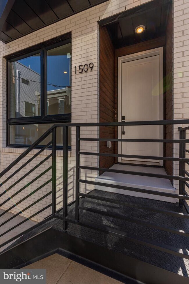 Building Photo - 1509 S Bambrey St
