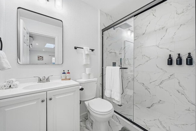 Building Photo - 542 Columbia Ave