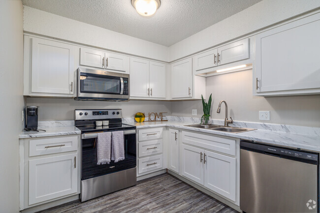 1BD, 1BA - 643SF - Kitchen - Westwood on Battlefield