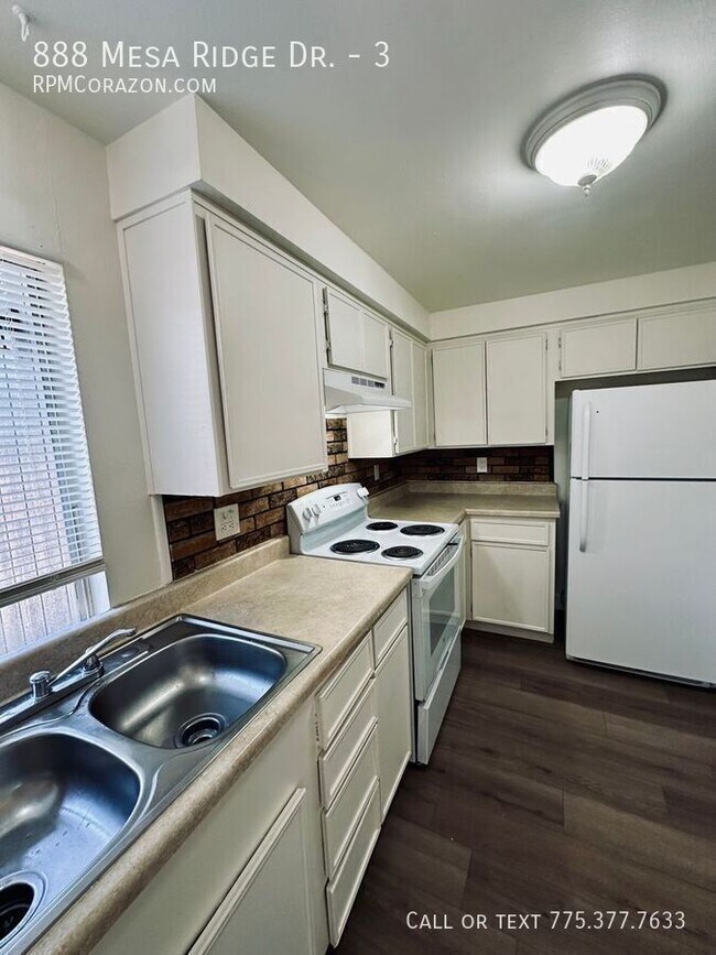 Building Photo - 888 Mesa Ridge Dr