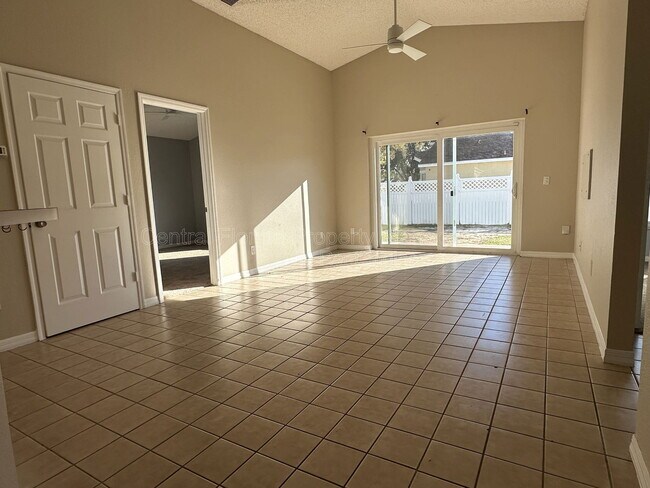 Foto del edificio - 13652 Glasser Ave