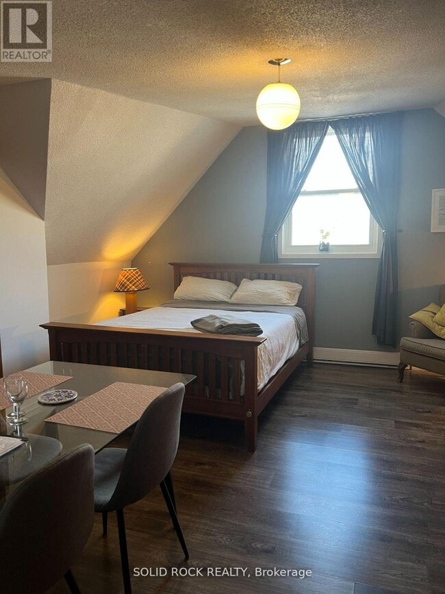 Photo du bâtiment - 71 King St E