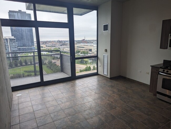Building Photo - Loft Style 1 Bed, 1 Bath with Balcony and ...