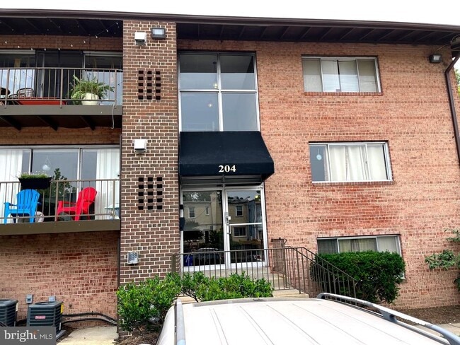 Building Photo - 204 E Mason Ave