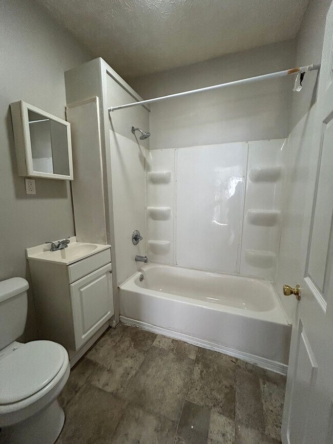 Foto del edificio - 1008 W 1st St