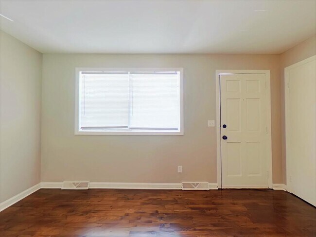 Building Photo - 2021 Maywood Street Unit C