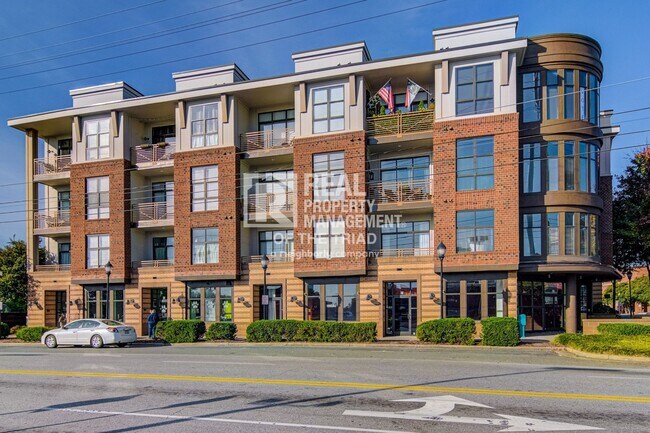 Building Photo - Luxury Top Floor 1BR/1BA Condo on 4th Street