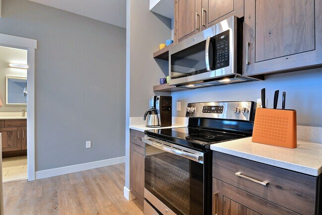 Foto del edificio - TOP FLOOR, ONE BEDROOM CONDO IN PROSPECTOR!