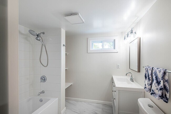 Foto del edificio - Remodeled  3 Bdrm Wesleyville Home w Workm...