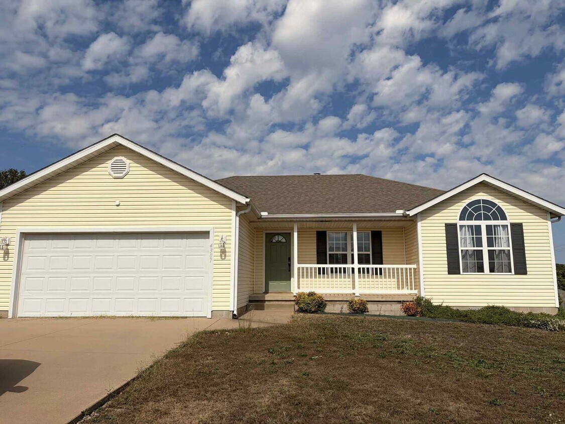 Primary Photo - WELCOME TO THIS CHARMING 3 BEDROOM / 2 BAT...