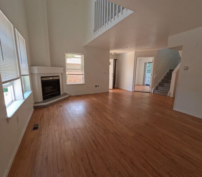 Foto del edificio - 5 Bed On The Hill!