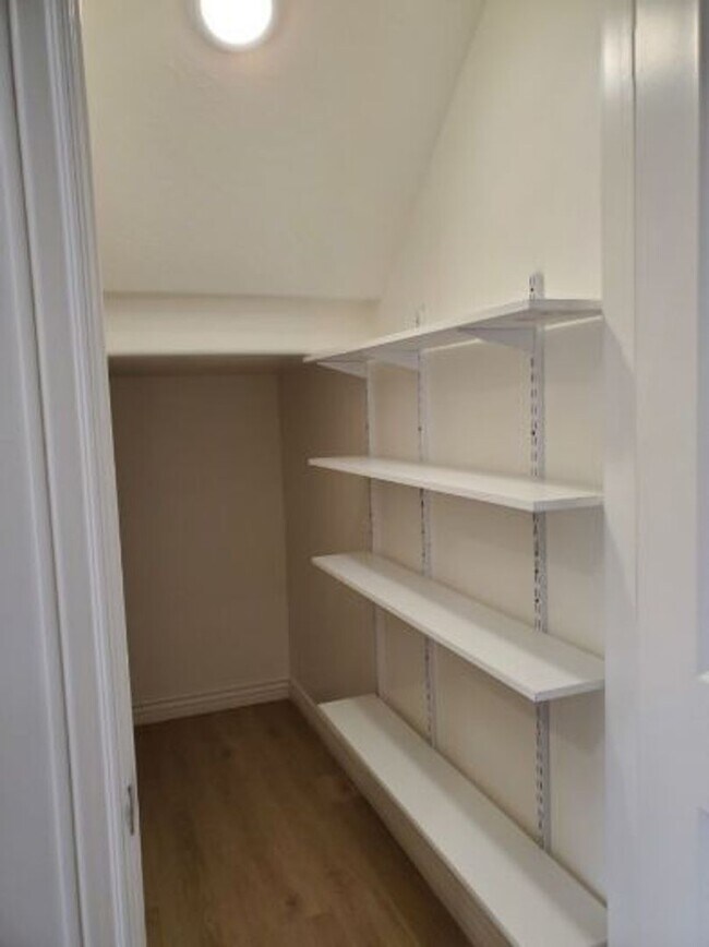Foto del edificio - Adorable 3-Bedroom Townhome with 2-Car Gar...