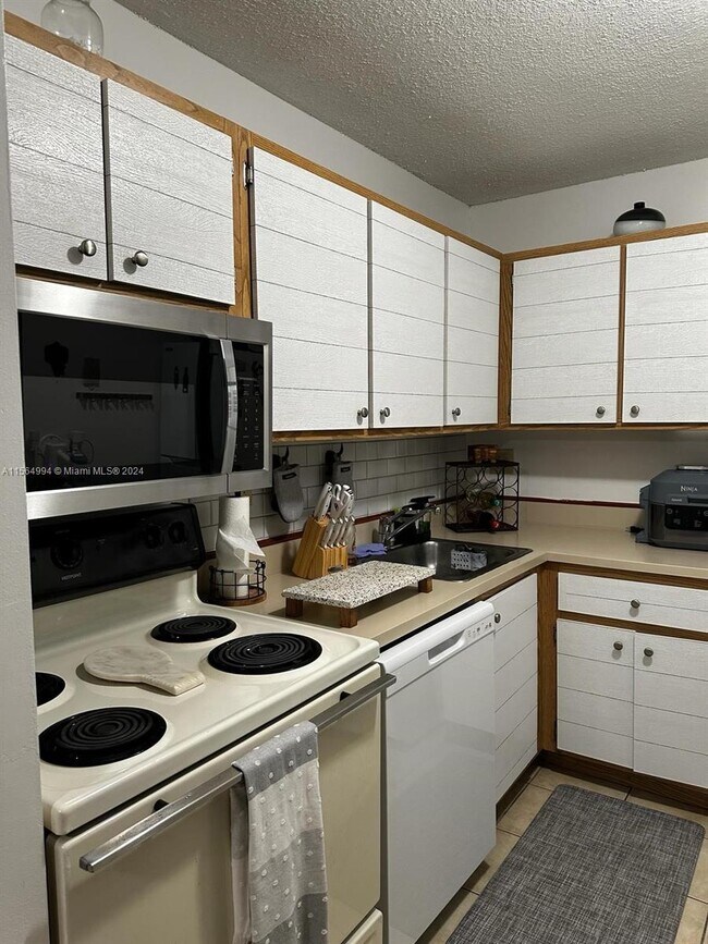 Foto del edificio - 7220 NW 179th St