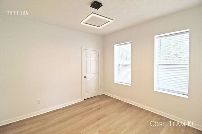 Building Photo - 7 E 38th St