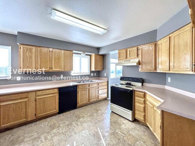 Building Photo - 663 Seawell Dr