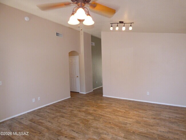 Foto del edificio - 5562 W Peaceful Dove Pl