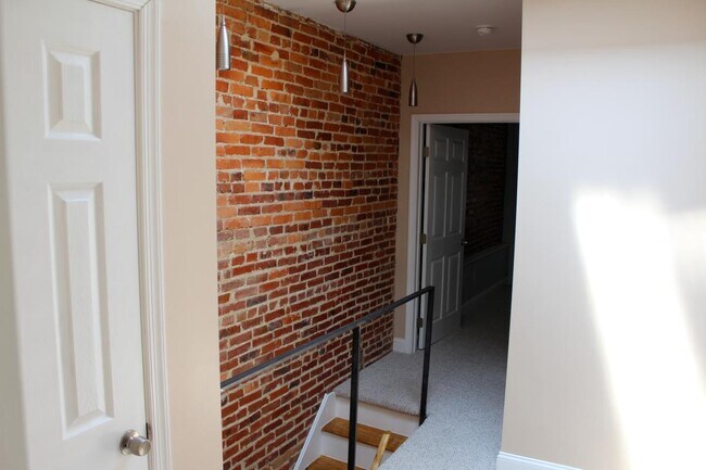 Upstairs Hall / Sitting Area - 628 S Linwood Ave