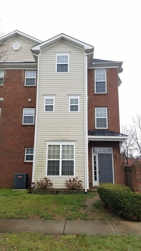Primary Photo - 3 Level *END UNIT* townhouse in Frederick ...