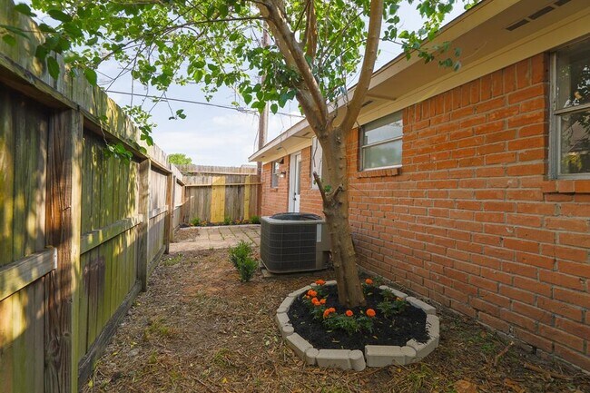 Foto del edificio - 3324 Burke Rd