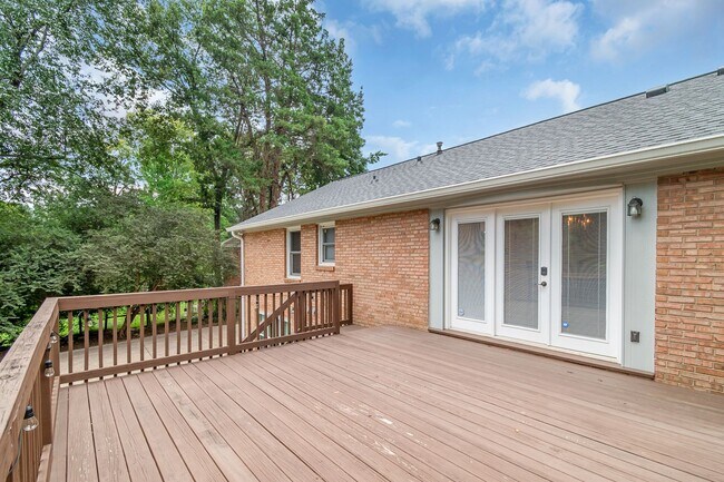 Foto del edificio - 6700 Woodstock Dr