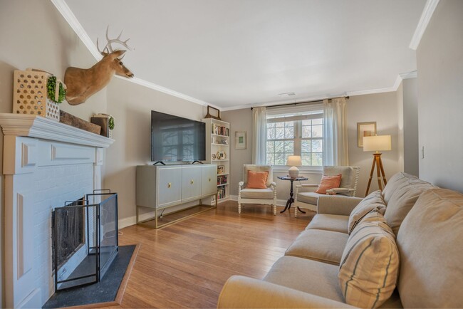 Building Photo - Updated 2-Level Condo in Shirlington