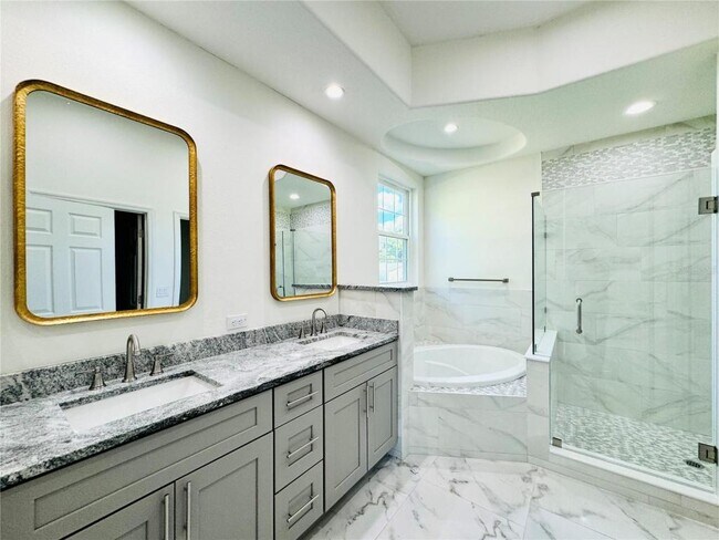 Building Photo - 2200 Manor Ct