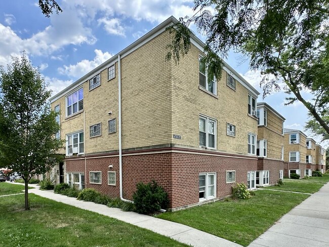 Building Photo - 6727 N California Ave