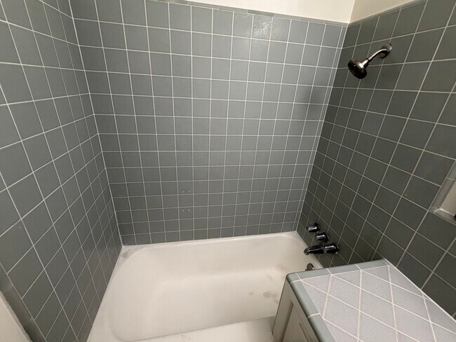 Unit 6 - 1130 N Louise St