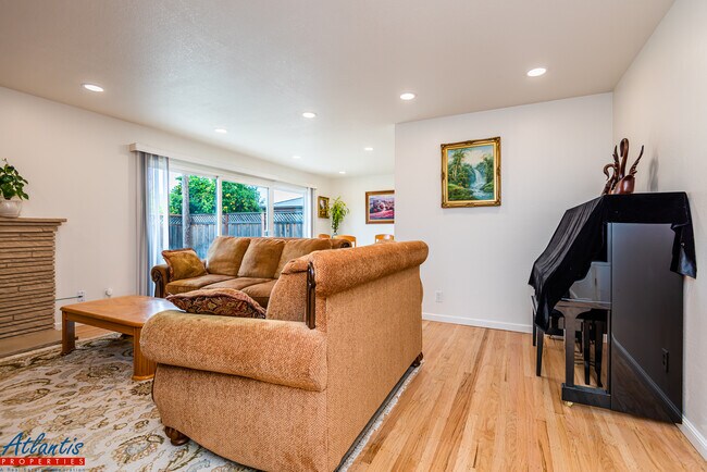 Building Photo - 2564 Malaga Dr