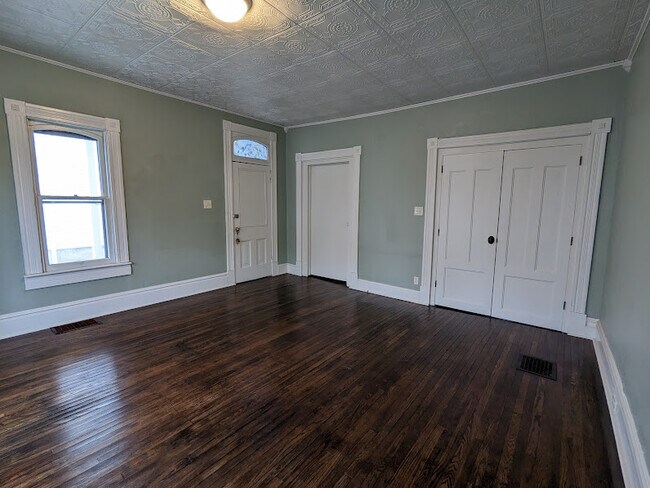 bedroom 1 - 131 W Campbell St