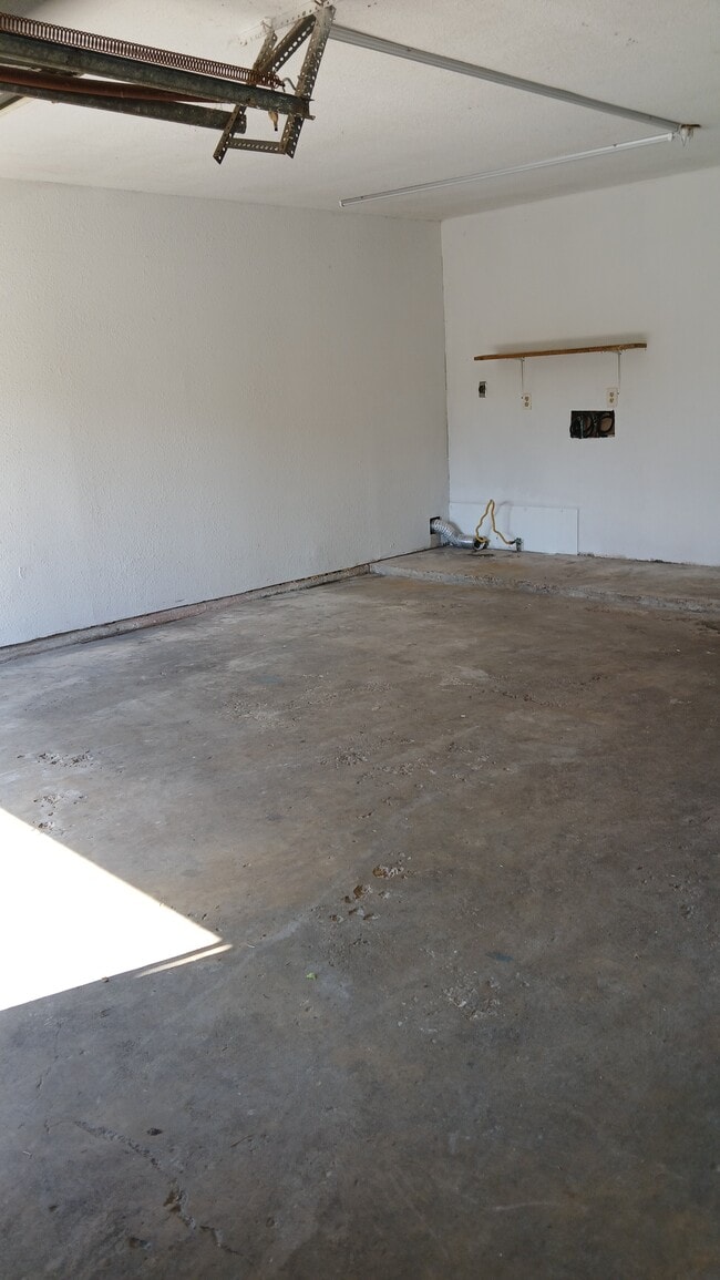 Building Photo - 23 Parkland Cir