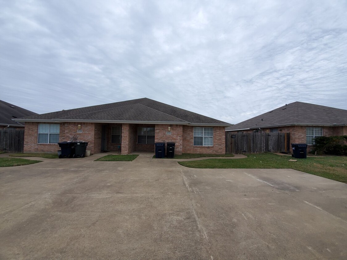 Primary Photo - College Station - 3 bedroom / 2 bath - Dup...