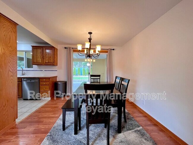 Building Photo - 805 Gilbert Dr