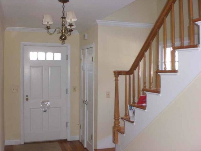 Building Photo - Spacious Colonial