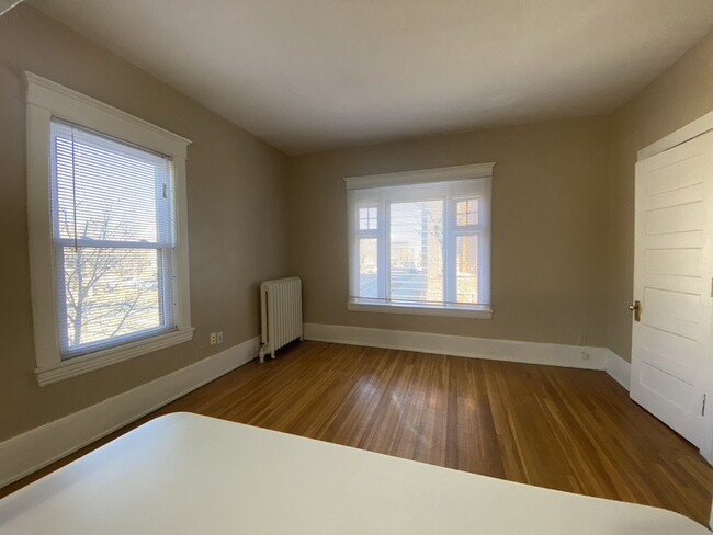 Building Photo - Upper level Corner Unit 1 Bed 1 Bath near ...