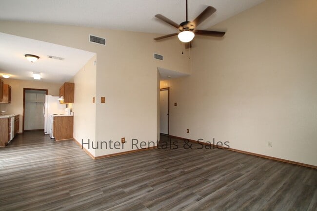 Building Photo - Willowsprings Two Bedroom Cutie!