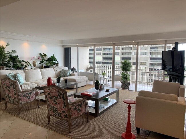 Foto del edificio - 2 Grove Isle Dr