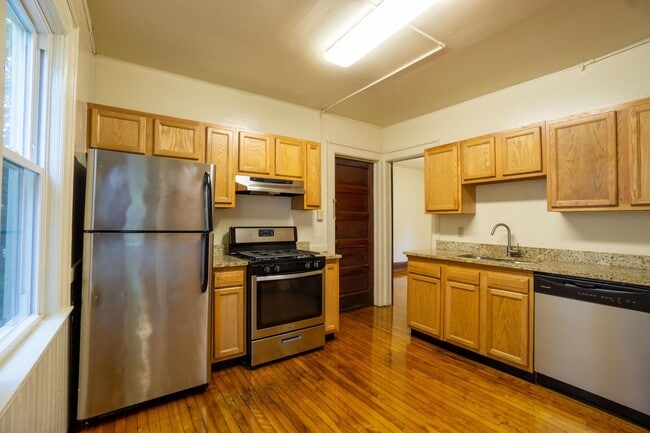 Building Photo - 3 Bed|1 Bath Apartment - 8/1/2026