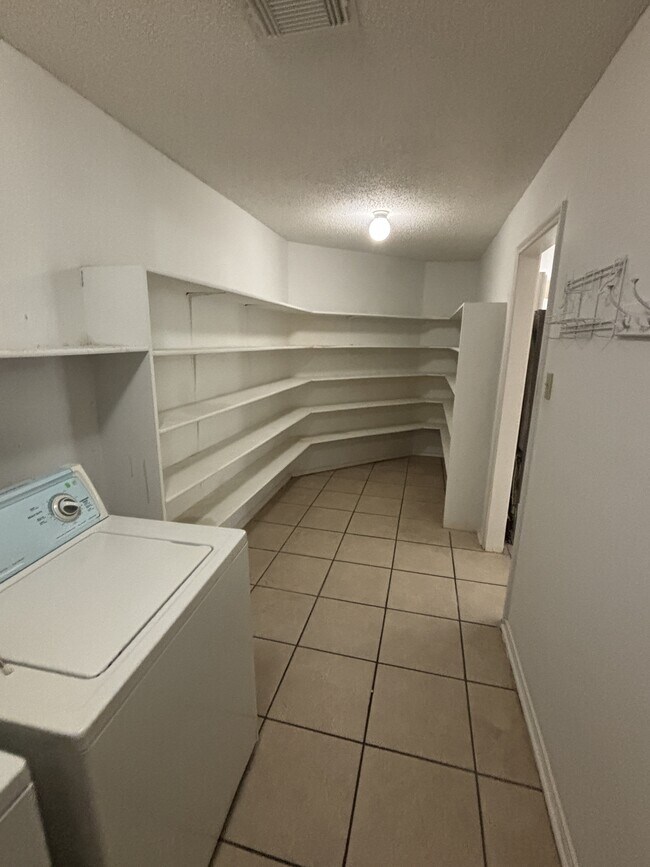 Building Photo - 5850 Spring Pebble