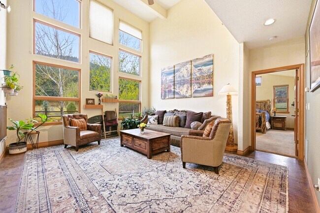 Foto del edificio - 81 Elmgreen Ln