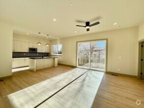 Building Photo - 909 Camelot Ct
