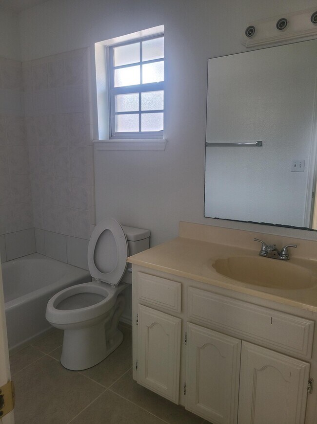 Foto del edificio - 1012 Lexington Cir