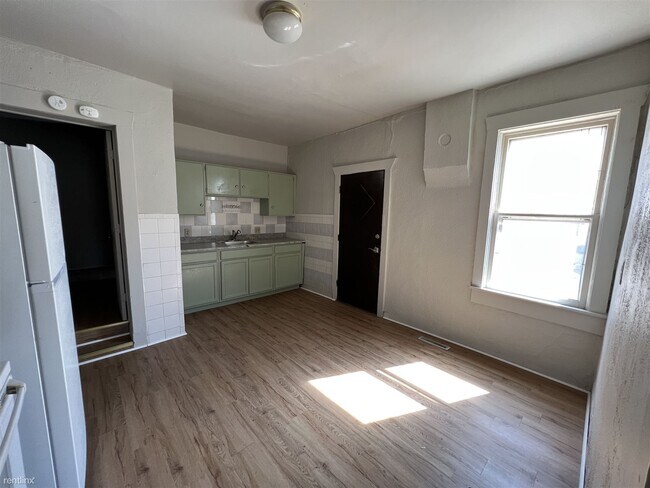 Foto del edificio - 1 br, 1 bath Triplex - 900 Elm Street 2