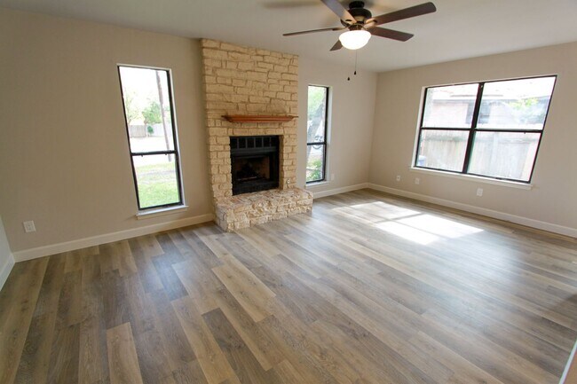 Foto del edificio - Northwest Austin 2 Bedroom, 1 Bath Duplex