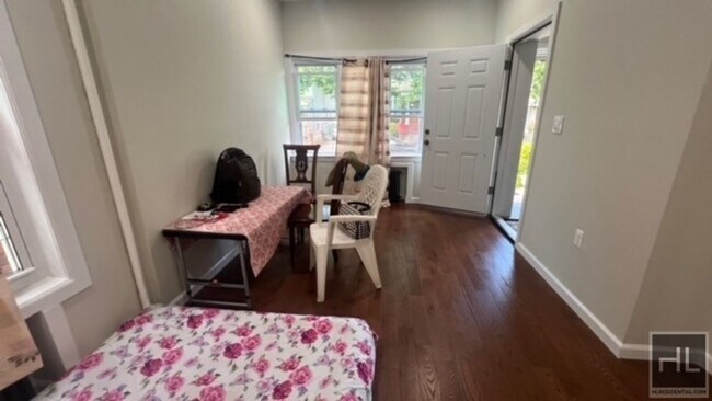 Foto del edificio - NEWLY GUT RENOVATED 2 BEDROOM w/ PRIVATE P...