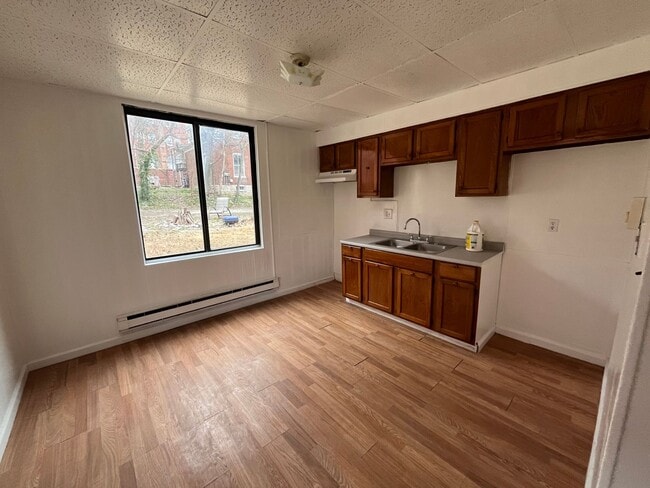 Photo - 1028 E 5th St Apartment