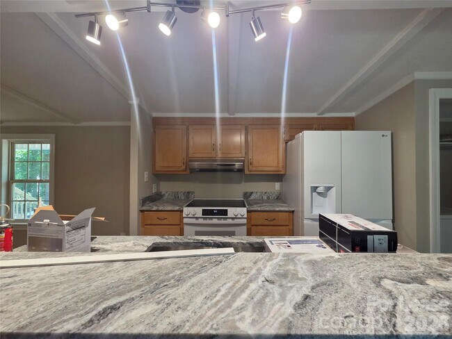 Foto del edificio - 1361 Regal Oaks Ln