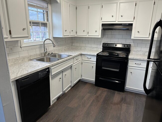 Building Photo - 102 Wexford Dr
